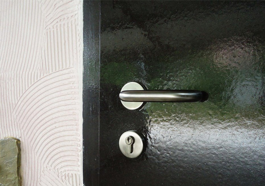 Как правильно окрашивать металлические части дверей?