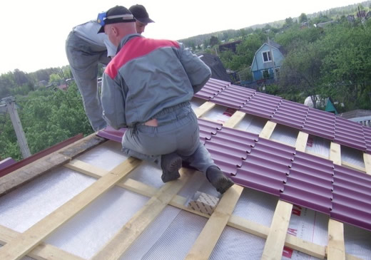 Как крепить крышу из металлочерепицы