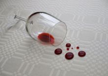 Удаление пятен красного вина со скатерти