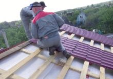 Как крепить крышу из металлочерепицы